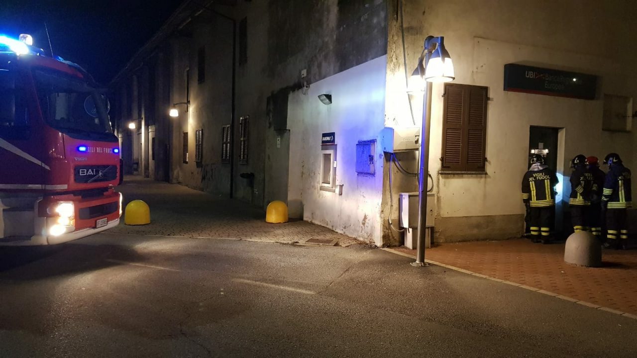 Bancomat fatto esplodere si incendia: ladri in fuga