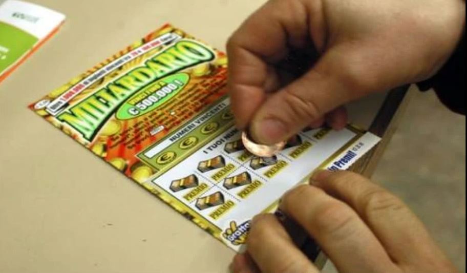 Ruba biglietti del Gratta e vinci per settimane: colto sul fatto a Massino Visconti