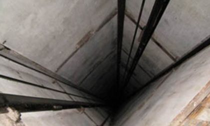 Muore cadendo dalla tromba dell’ascensore