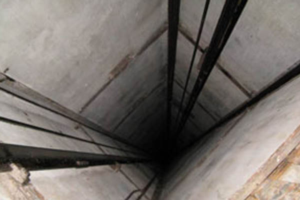 Muore cadendo dalla tromba dell’ascensore