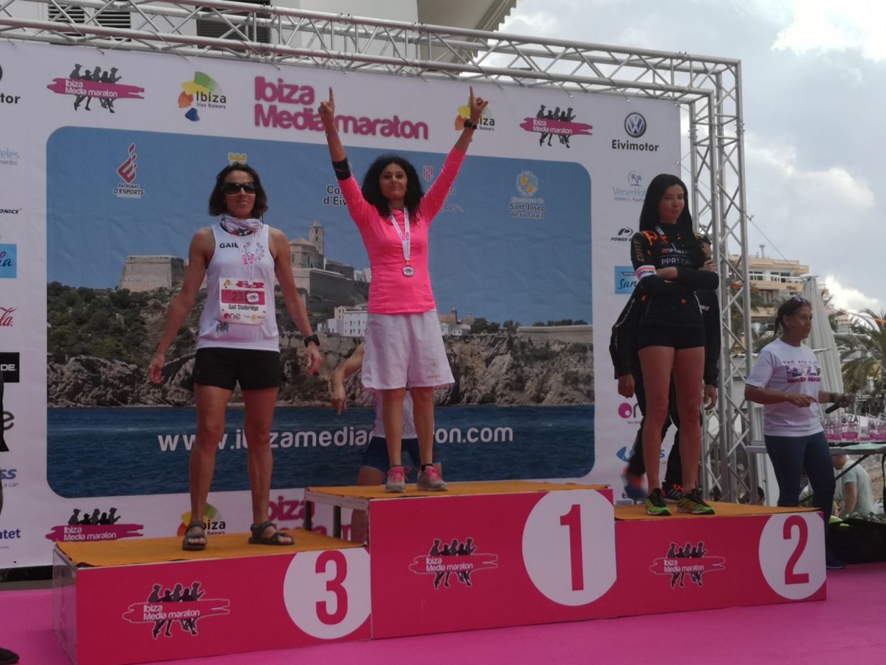 Castellettese Lorella Atzeni terza assoluta nella 10 km della mezza maratona di Ibiza