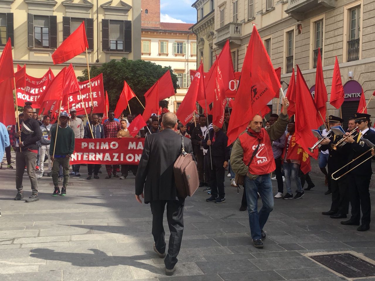 Novara in corteo per i diritti dei lavoratori – IL VIDEO