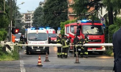 Travolto dal treno al passaggio a livello: traffico in tilt