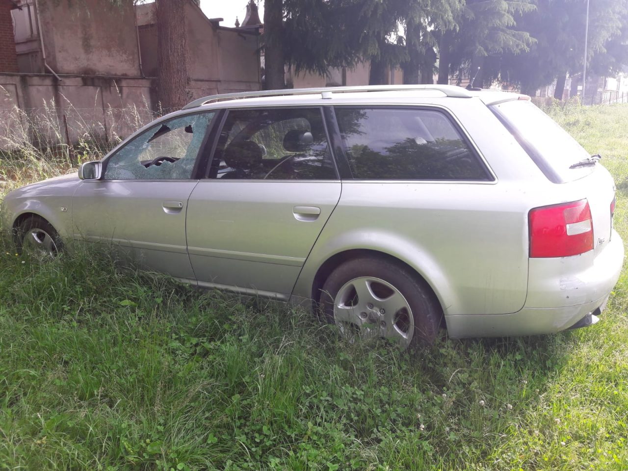Auto parcheggiata con il vetro infranto al cimitero di Castelletto