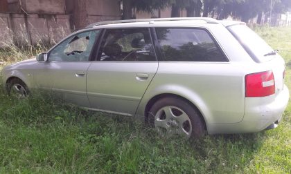 Auto parcheggiata con il vetro infranto al cimitero di Castelletto