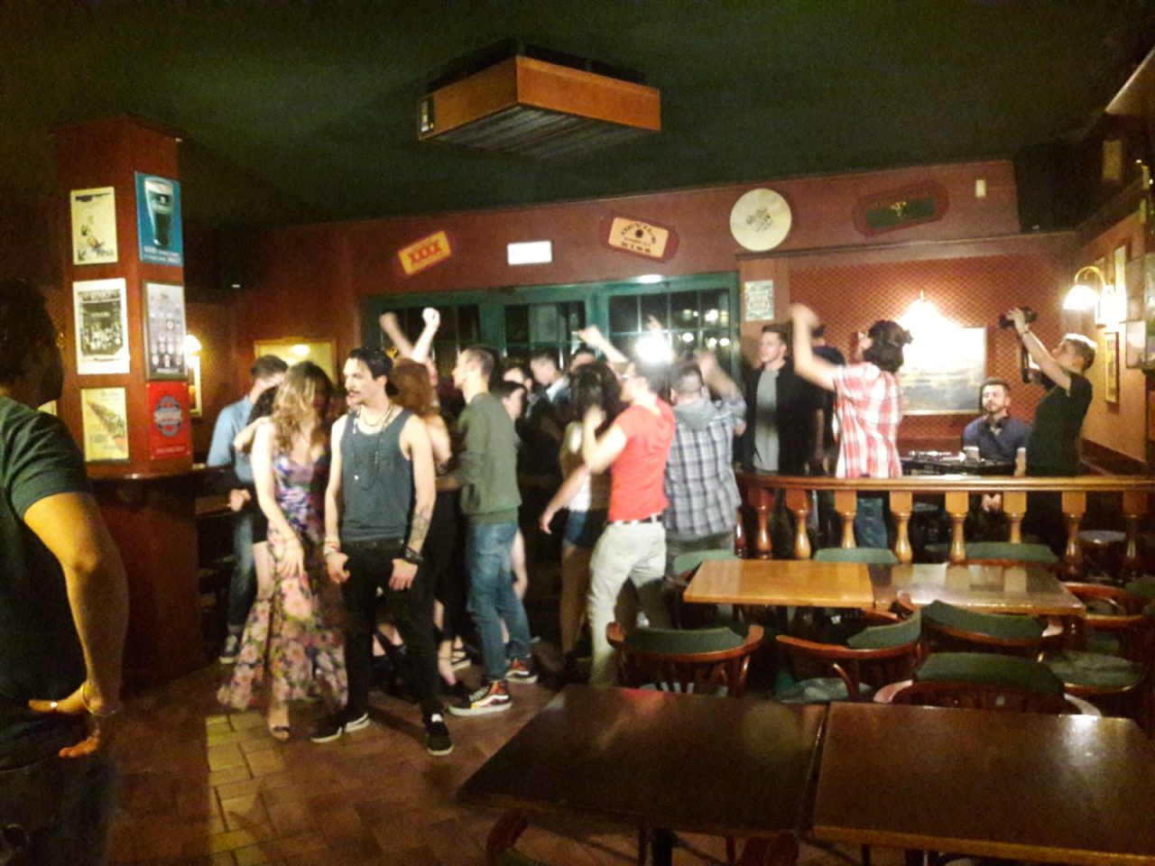 Chitarrista di J-Ax registra il suo video nel pub di Dormelletto