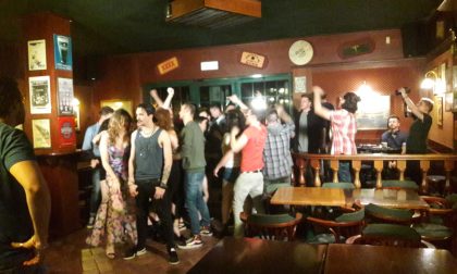 Chitarrista di J-Ax registra il suo video nel pub di Dormelletto