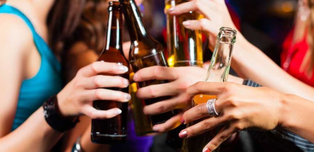 Arona rettificata ordinanza: niente asporto di alcol dopo le 20