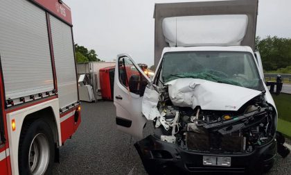 Camion ribaltato in autostrada, traffico in tilt