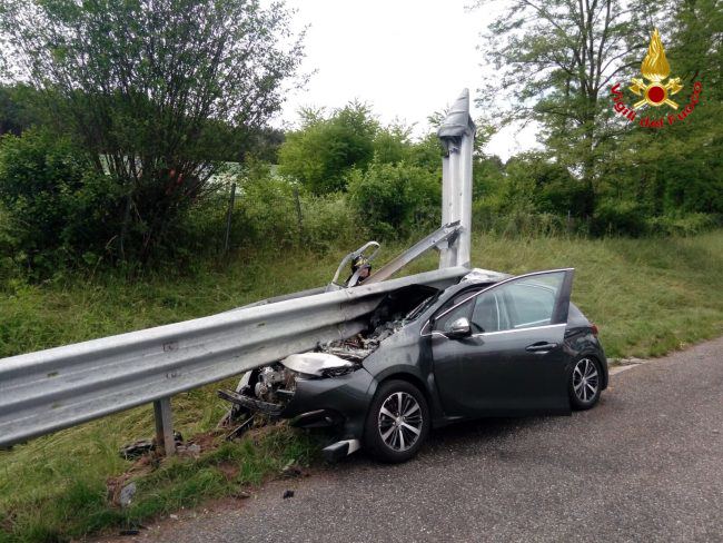 Incidente autostrada Vergiate: auto contro barriere laterali FOTO