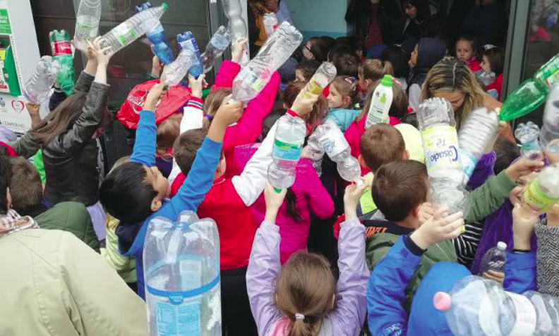 Galliate, dove la plastica si trasforma in sconti