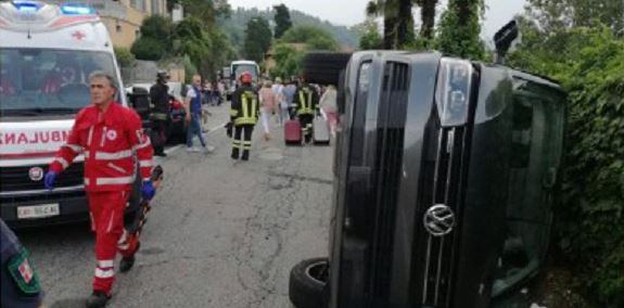 Incidente sulla Statale 33, diversi feriti