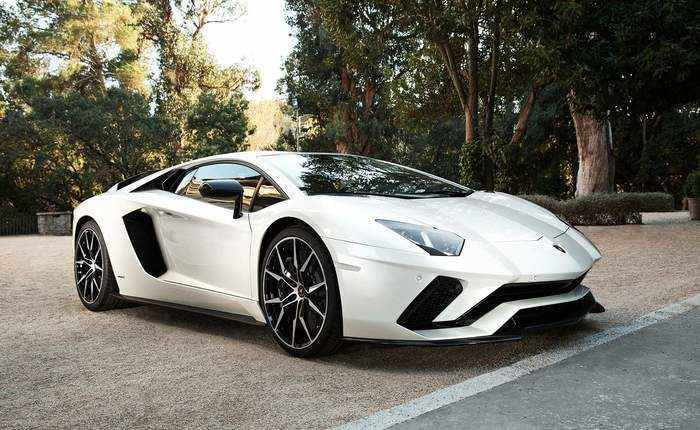 Alticcia in Lamborghini fermata a Borgo Ticino