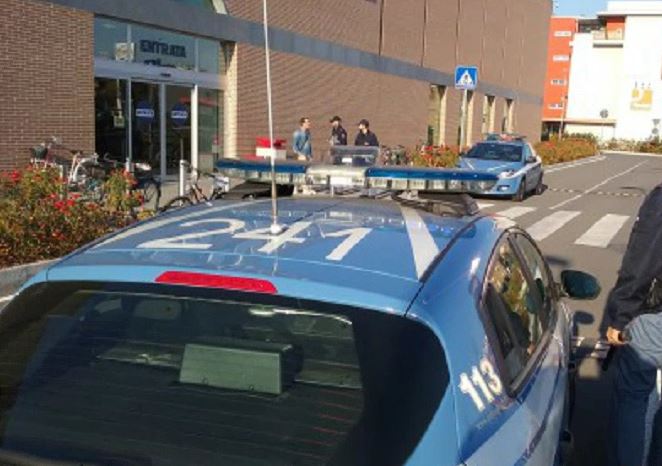 Ruba auto e poi ferisce Agente