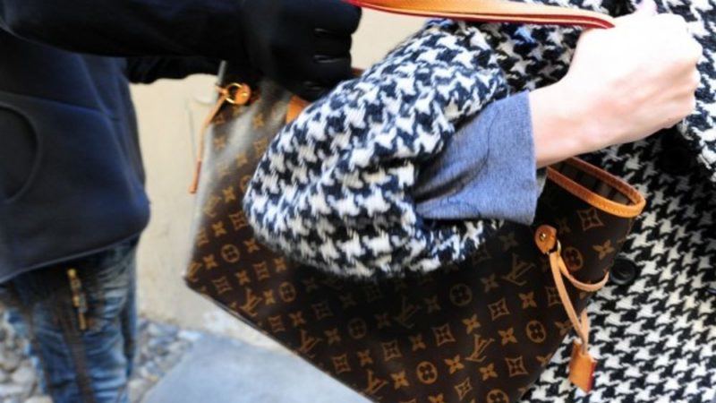 Fanno shopping per 1.500 euro con la carta di credito rubata