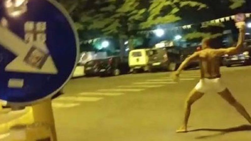 Castelletto mezzo nudo in strada tenta di rapinare una donna