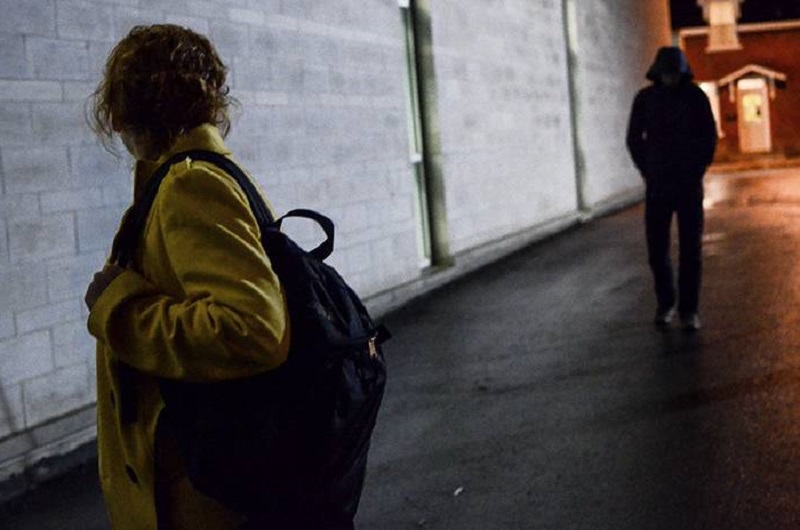 Perseguita e terrorizza una donna per oltre un anno