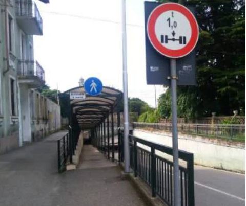 Strappa catenina dopo aver chiesto un’indicazione