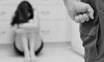 Violenza sulla compagna, la picchiava e costringeva a urinare nella bacinella