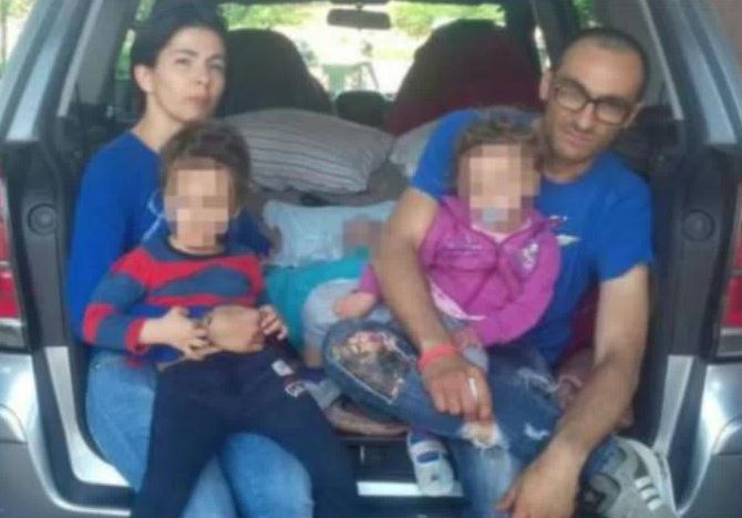 Vivono in auto con tre bimbi, arriva la casa