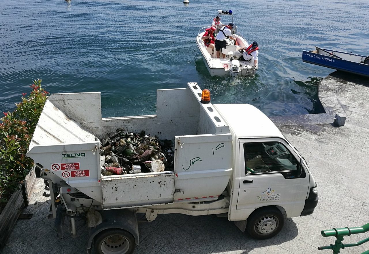 Pulizia lago Arona: rimossi 350kg di rifiuti. Compreso uno skateboard