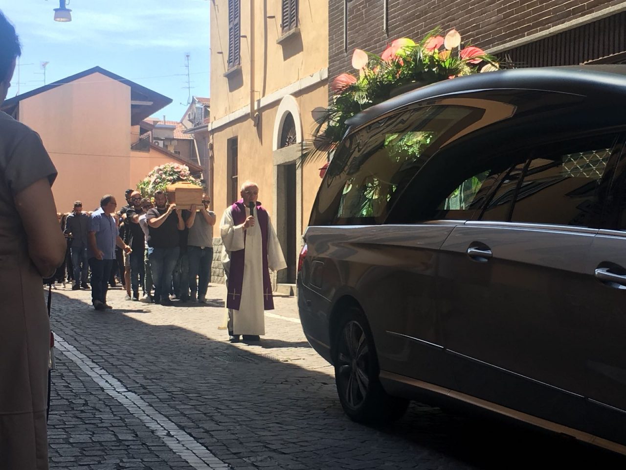 Ciao Alice | Folla ai funerali della ragazza travolta dal carro funebre