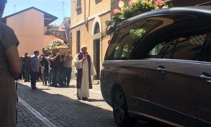 Ciao Alice | Folla ai funerali della ragazza travolta dal carro funebre