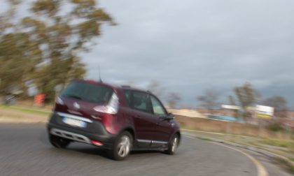 Invorio taglia la rotonda col Suv: beccato! 56 euro di multa