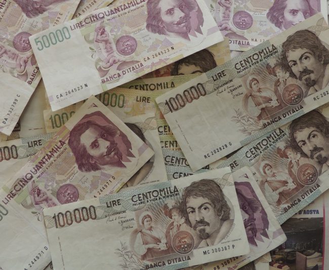 Trova 80milioni di lire nella cassapanca della zia