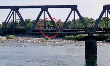 Giochi e corse sul ponte ferroviario: alla faccia della sicurezza