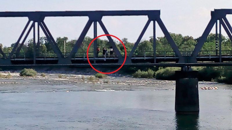 Giochi e corse sul ponte ferroviario: alla faccia della sicurezza