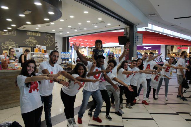 Proposta di matrimonio da film al centro commerciale