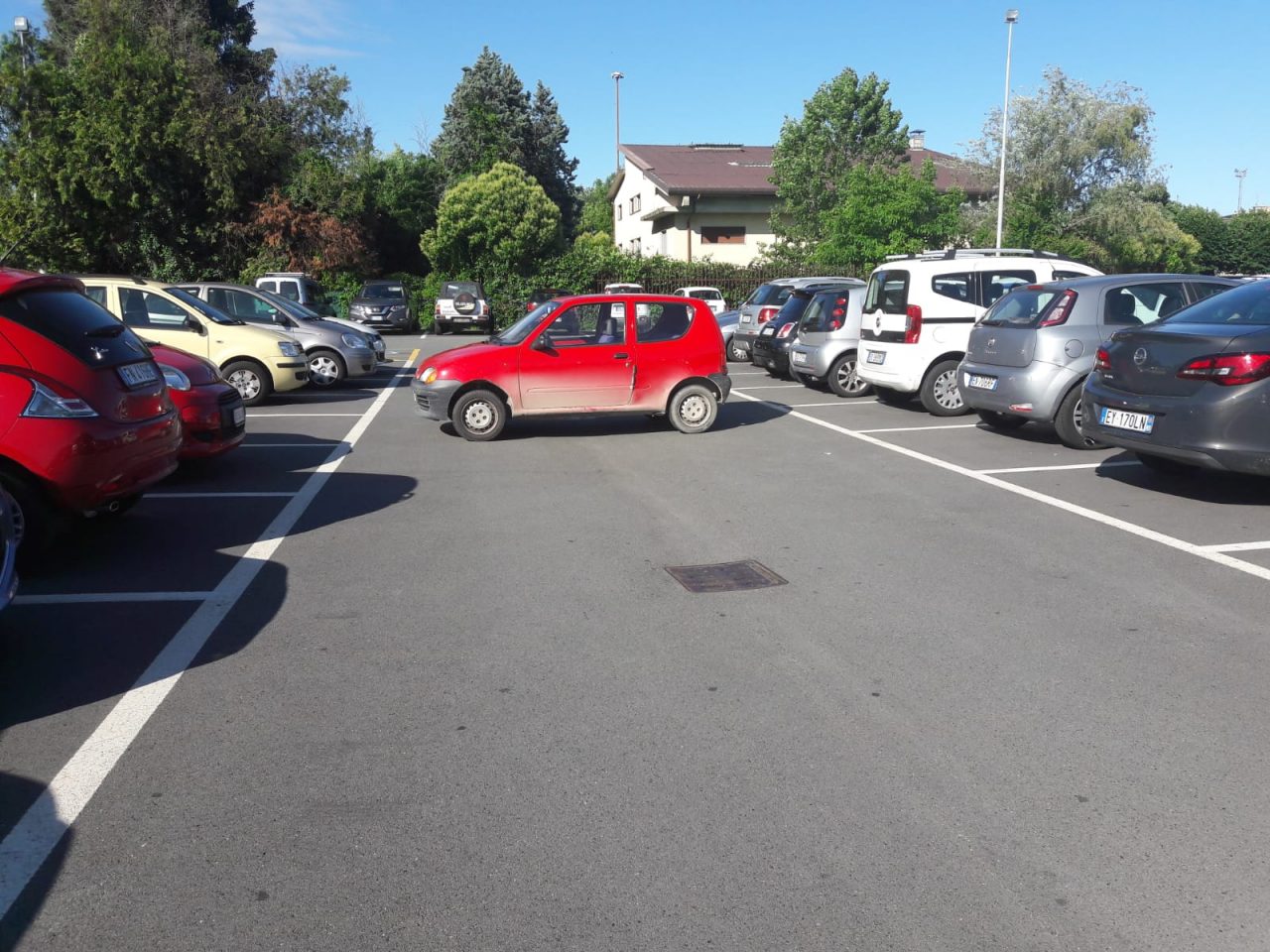 Arona macchina in mezzo a piazzale Aldo Moro
