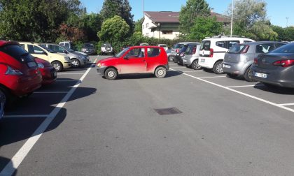 Arona macchina in mezzo a piazzale Aldo Moro