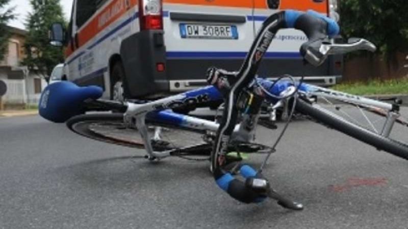 Auto contro bici, donna di Borgomanero ferita