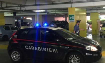 Abbassa la sicura dell’auto per errore e chiude dentro il figlio di sei mesi