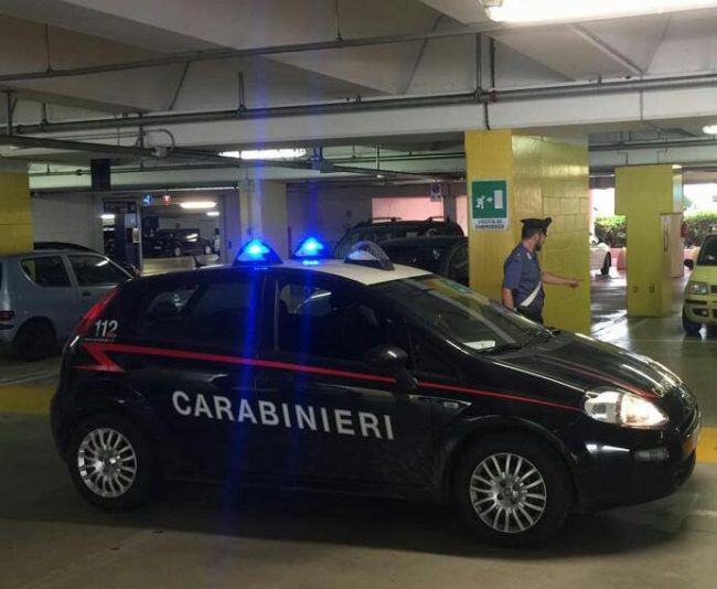 Abbassa la sicura dell’auto per errore e chiude dentro il figlio di sei mesi