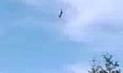 Uomo volante nel cielo dormellettese | La foto di un lettore "burlone"