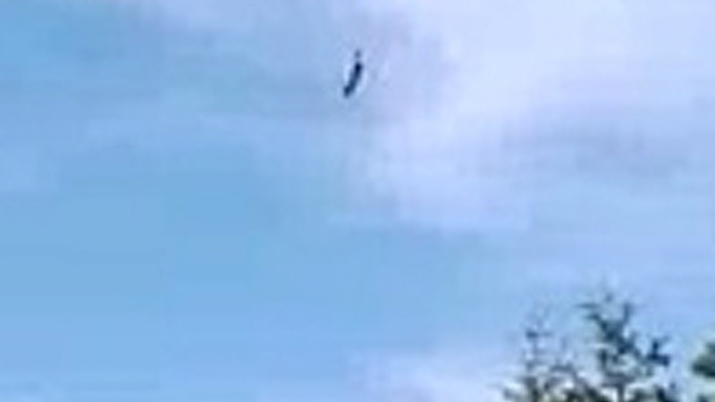 Uomo volante nel cielo dormellettese | La foto di un lettore “burlone”