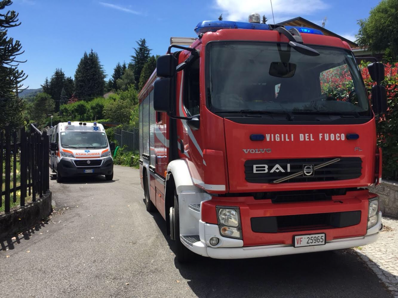 Braccio incastrato nel cancello: pompieri la liberano, lei sviene