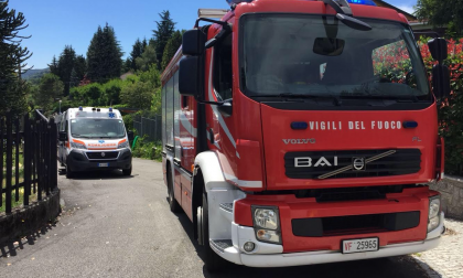 Braccio incastrato nel cancello: pompieri la liberano, lei sviene