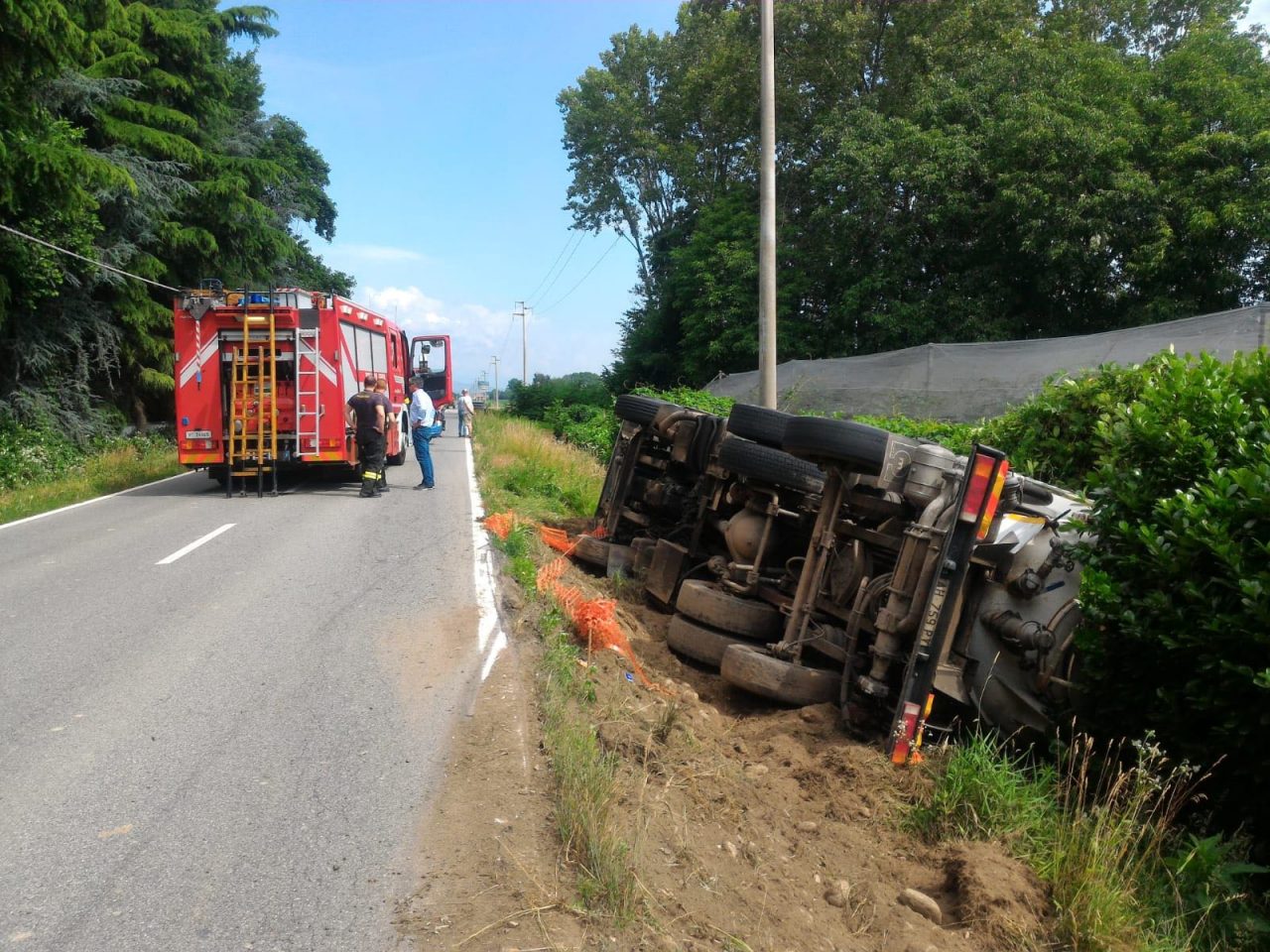 Autocisterna ribaltata i pompieri salvano l’autista incastrato tra le lamiere