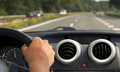 Castelletto Ticino: al volante senza patente, vede la pattuglia e fa inversione nascondendosi