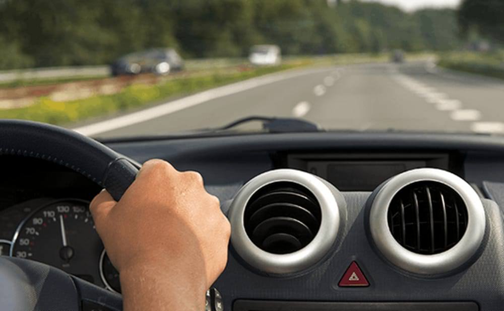 Castelletto Ticino: al volante senza patente, vede la pattuglia e fa inversione nascondendosi