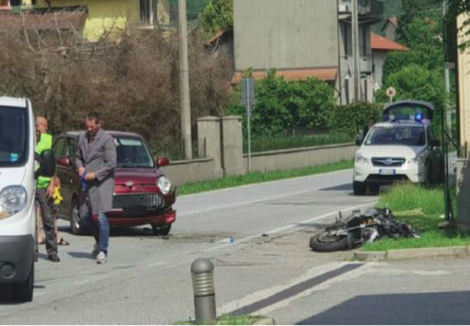 Muore sul colpo giovane motociclista