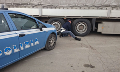 Fermati due afghani in autostrada aggrappati sotto un camion