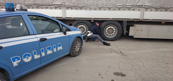 Fermati due afghani in autostrada aggrappati sotto un camion