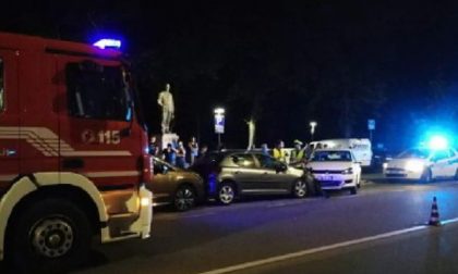 Auto si ribalta sul baluardo, 3 feriti