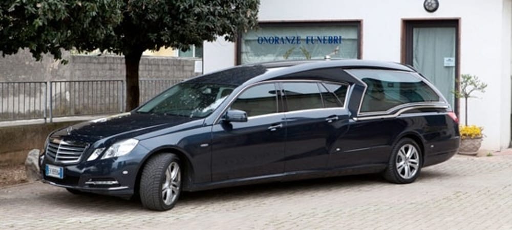 Carro funebre investe e uccide una ragazza: morto anche l’autista