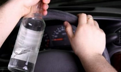 Ubriaco, contromano e al cellulare: -15 punti e maxi multa
